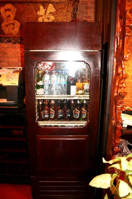 ビールが入った冷蔵庫もレトロ。
