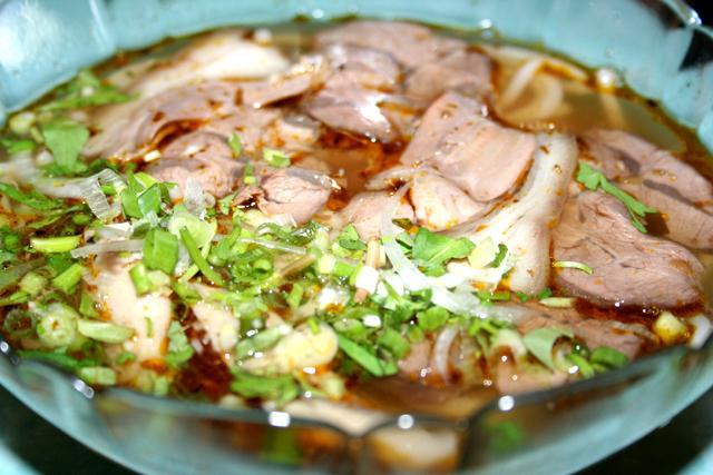 本場とはかなり？違うらしい麺。肉はいいけど、スープが薄いかなあ、気持ちもっとおいしいはず？ 