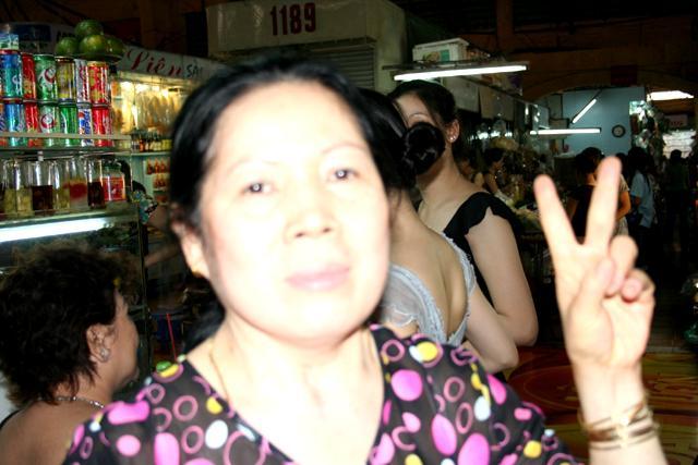 オバチャンに写真撮らせてよ、と言ったらピース、ニコッ。