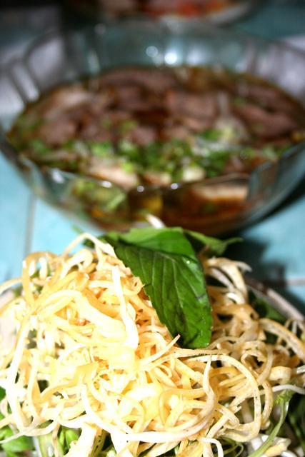 麺には草のような野菜がつきもの。どこでも山のように盛られてきます。山羊になったつもりでドウゾ。