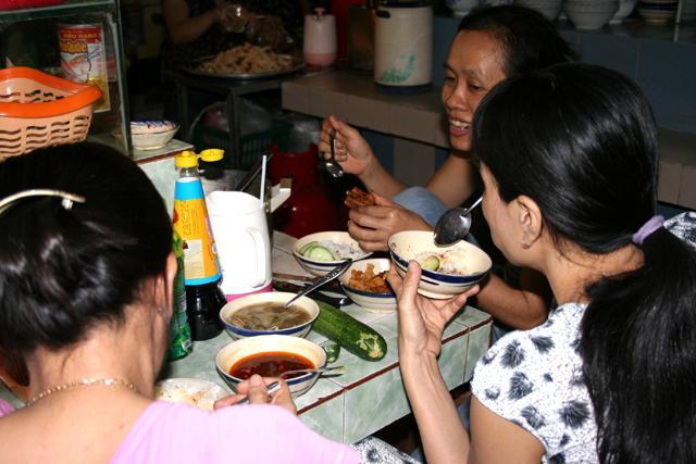 自分たちの食事も忘れちゃいけない、皆で一緒にごはんタイム　