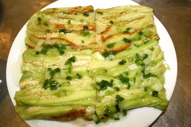 これもおいしそー！茄子をほぐしたものに葱油をかけた一品。