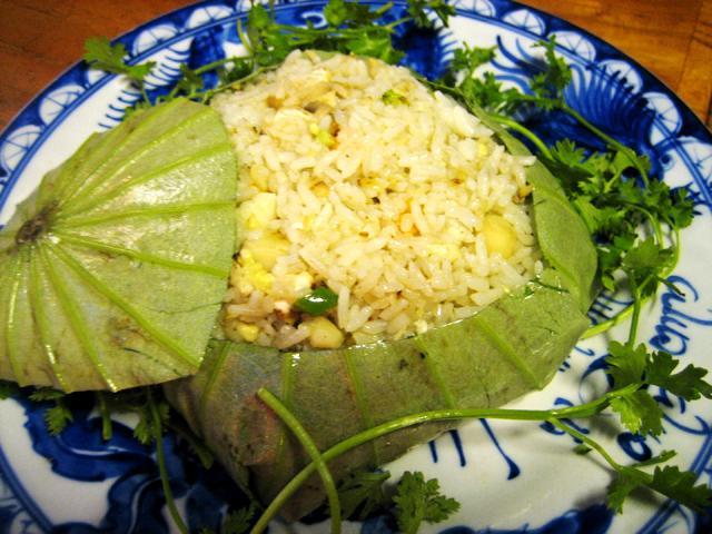蓮の葉でつつんだチャーハン
