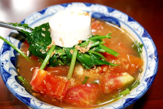 トマトとお豆腐のスープ。ホウレンソウ入りでとってもヘルシー。