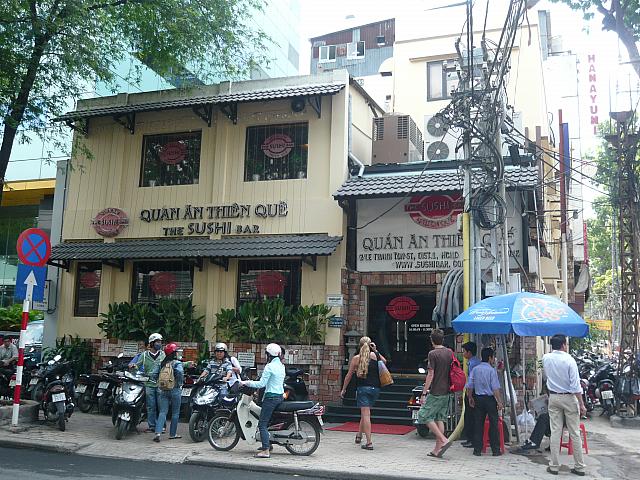 トンドックタン通りをそのまま北上したレタントン通りとの交差点には、「THE SUSHI BAR」2号店も。