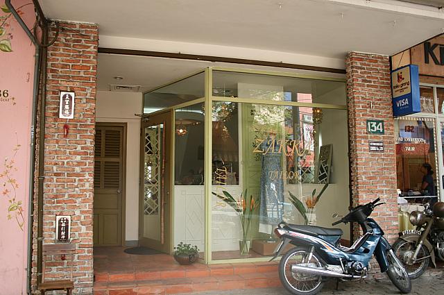 老舗テーラー「ZAKKA」もパスター通りです。