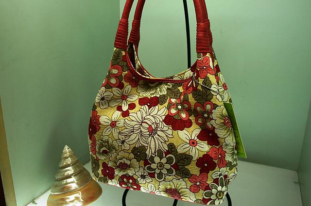 花柄のショルダーバック35ドル。