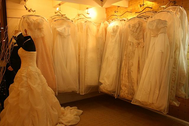 お店の中にはドレスやアオザイ、変身するためのアイテムがずらり…