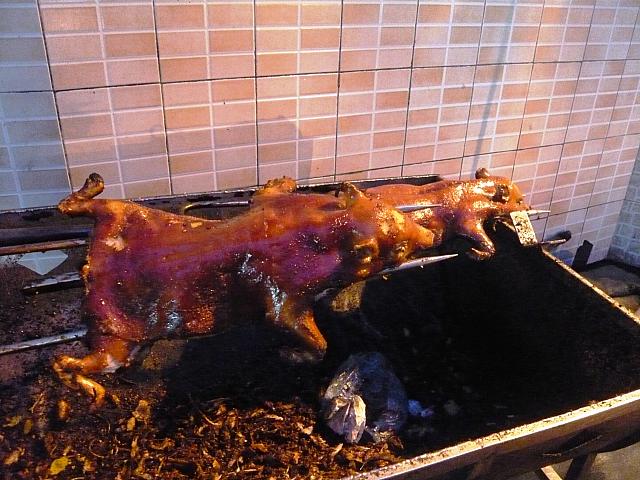 お店の入口で丸焼きにされているのは子豚！