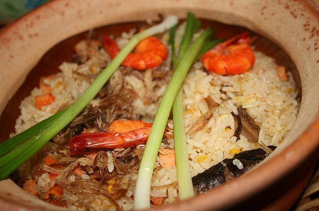 ＜com tay cam  土鍋炊き込みご飯  これは…ベト飯専門店で食べる方がおいしいかな…＞