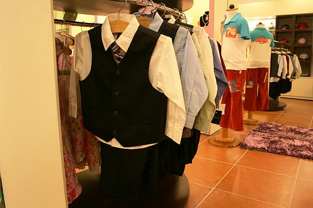 BOYSスーツセット30万ドン。