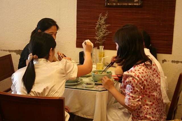 地元ベトナム人の方々は麺類を食べてる人が多いよう
