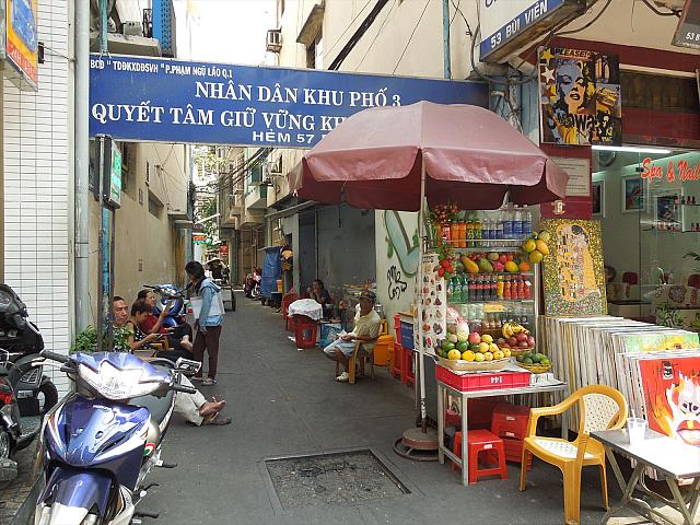 路地奥には怪しげなお店も