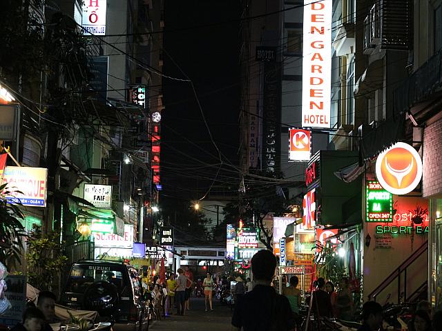 路地奥には安ホテルがびっしり