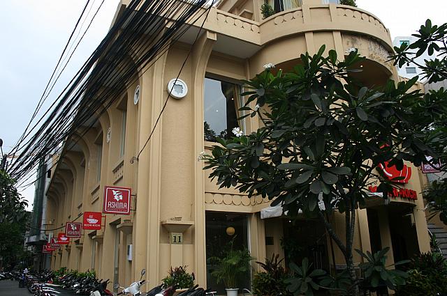 ドンコイ通りからすぐです。「メーリン広場前店」

