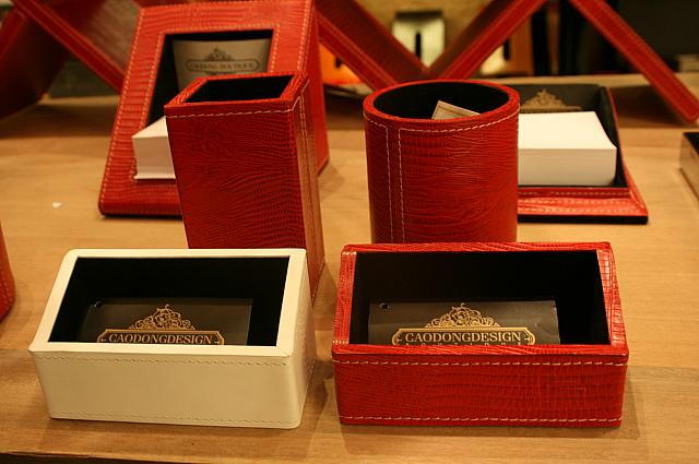 ペンホルダー65万2千ドン、カードホルダー39万7千ドン
