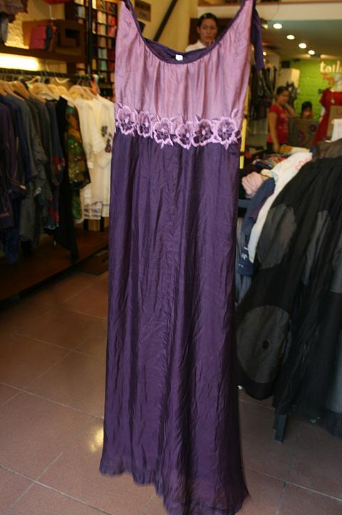 100%シルクワンピース刺繍入り85ドル