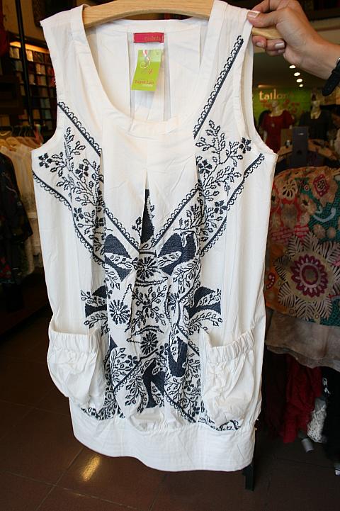 コットンワンピース刺繍入り85ドル