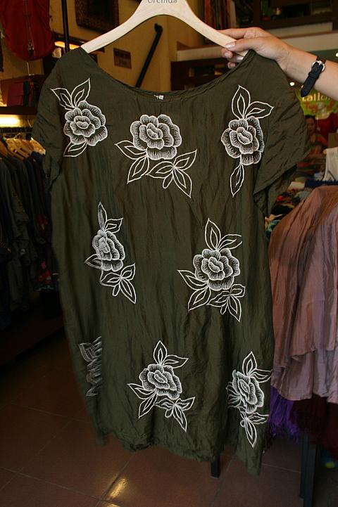 バラの刺繍入りシルクTシャツ85ドル