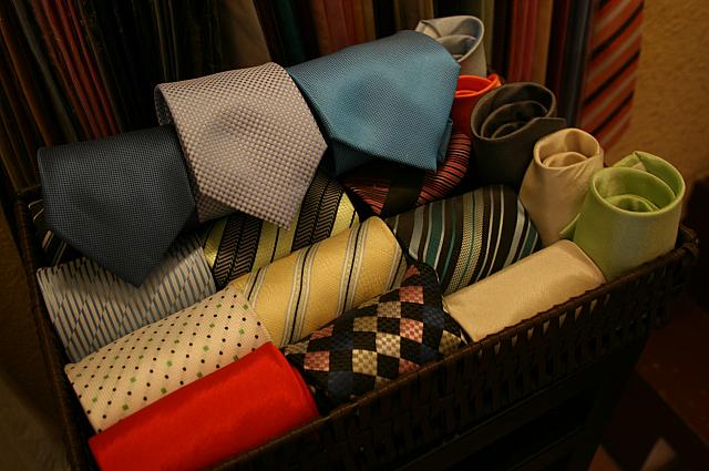 シルクネクタイ各12ドル