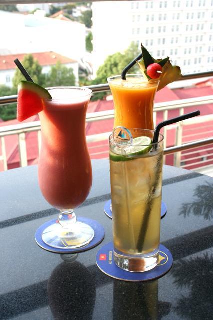 スイカとパインのシントー、そしてレモンジュース。さわやかにのど越しを通り抜けていきます。