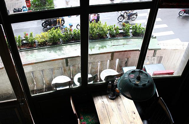 斜光が差す店内