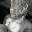 海底から引き揚げられたので、貝がたくさんついている彫像。
