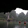 洞穴も多々あり、小舟で移動できる