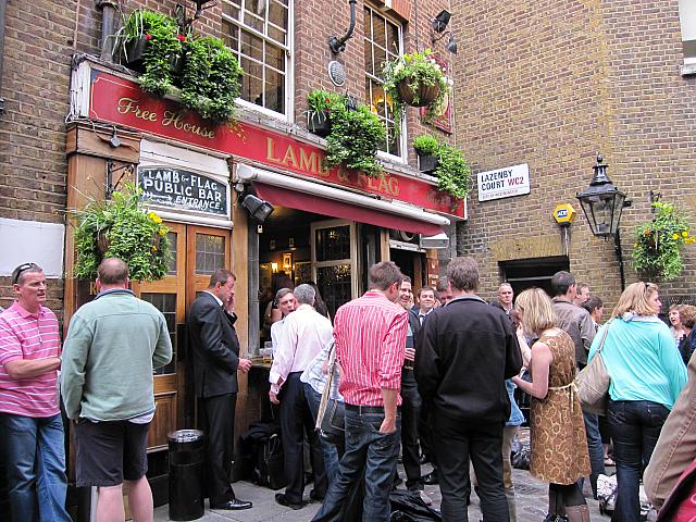 ロンドンで最も古いパブのひとつ。小道を歩きパブに入ると300年の歴史を感じます。