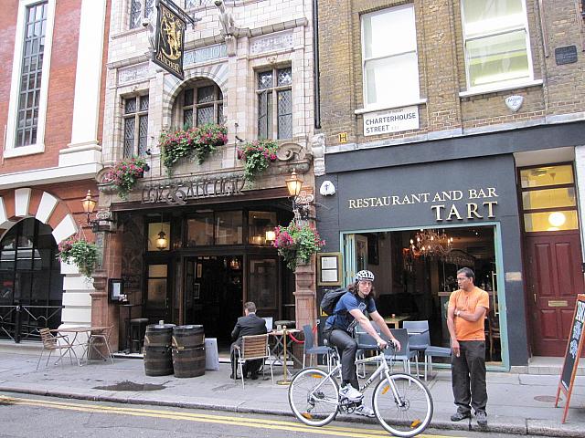ロンドンの肉市場スミスフィールド・マーケットからすぐのこじんまりしたおしゃれなバー。