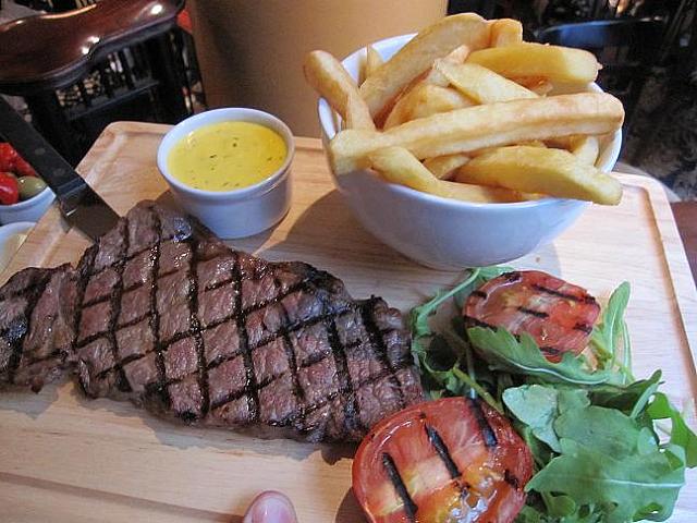 モダンなパブでリラックスした雰囲気でリーズナブルにイギリス料理が食べれます。