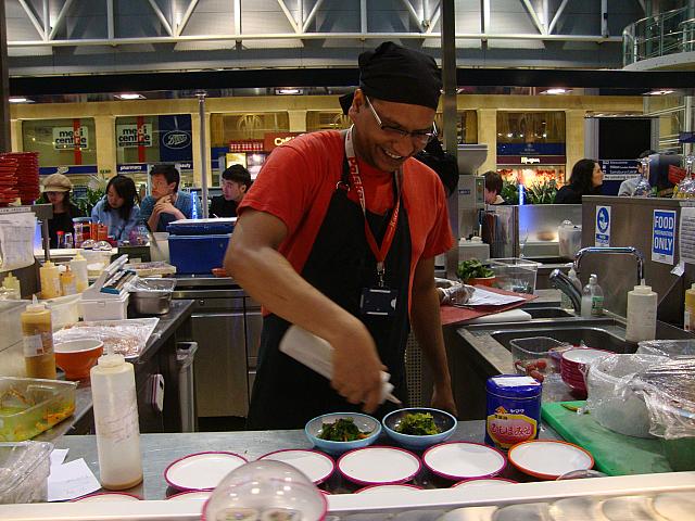 鉄道駅のフードコートをはじめ、繁華街のあちこちに約25店舗を展開。回転寿司を楽しむ地元の人たちを眺めるのもおもしろい？
