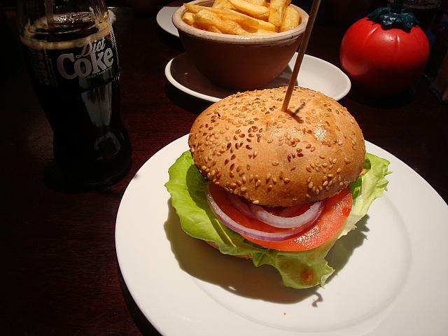 新鮮な素材をのみを使った本格的ニュージーランド生まれの大人気バーガー店。ボリューム満点でおいしさもぴかイチ！
