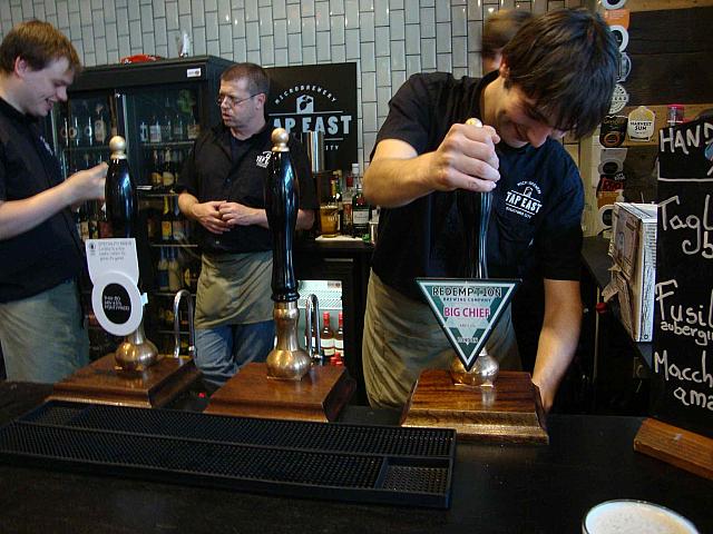 
五輪メーン会場前のモール・ウェストフィールドにある本物の「地ビール」のお店。ショッピングのついでにちょっと１杯試してみませんか？