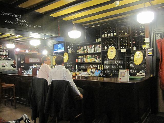 シティの喧騒の中、細い路地にひっそりと佇むワインがゆっくり飲めるパブ。