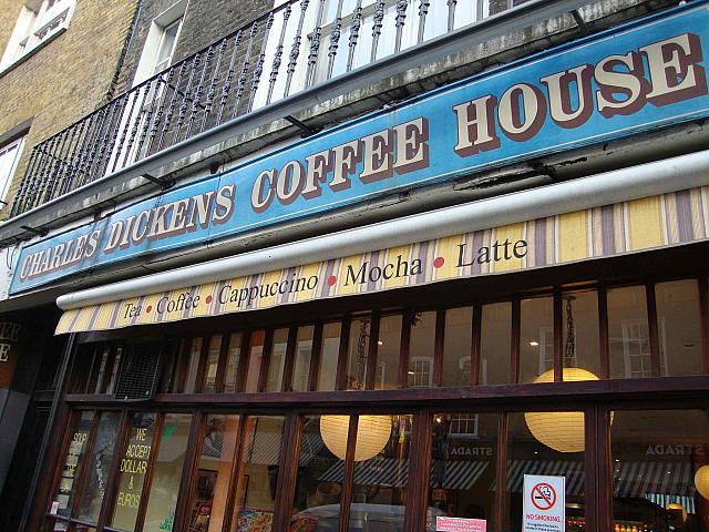 カフェの2階の壁に付けられた「ブループラーク」が示すのは、ここが作家・ディケンズの住居でオフィスだったということ。店内には「ディケンズルーム」の看板もありますが…さて？

