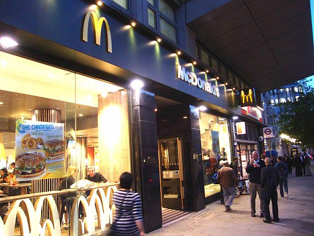 ナチュラルなカラーで統一された店内は、おしゃれなカフェと見まごうほど。街の中心にある24時間営業の店舗として親しまれています。