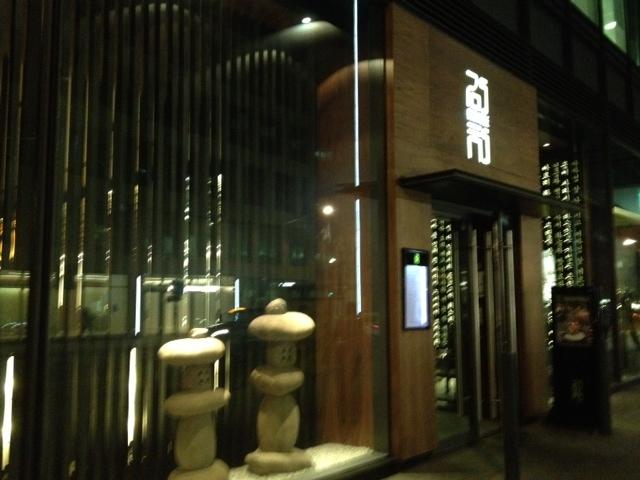 大英博物館近くにある本格韓国家庭料理の店。炭火で焼いた焼肉もおいしいのですが、狙いは豆腐や野菜を使った素朴な小皿料理でしょう。