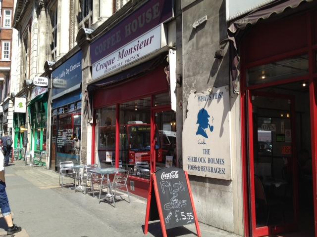 店名は、フランスで親しまれているハム＋チーズを挟んだホットサンドのこと。ベイカー・ストリートに面した、気軽に入れるカフェテリア。ビートルズストアとシャーロック・ホームズ博物館の向かいにあります。