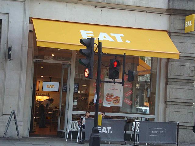 ロンドンのあちこちで見かけるカフェ・チェーン。シンプルな店内には、サンドイッチやサラダ、寿司やフルーツなど、おなじみのメニューが並びます。