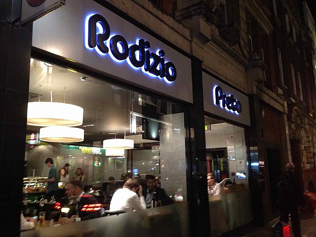 ローストした各種のお肉を好きなだけ食べるシュラスコ料理。店員もブラジルやポルトガル出身者で固める本格的なお店です。