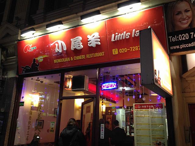 チャイナタウンの一角にある「中華しゃぶしゃぶ」の専門店。中国のそのままのスタイル、予約しないと入れないほどの人気店です。