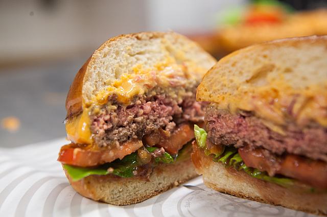フレッシュなハンバーガーが食べたい？　イギリス産の食材を使ったジューシーで病み付きになる人気バーガー店はここ！