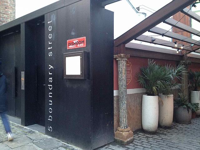 ショアディッチのおしゃれなレストランが集まる一角にあるインド料理店。ムンバイのお屋敷風レストランをそのまま再現しています。