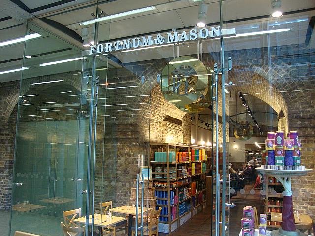 創業1707年、紅茶でおなじみの高級老舗デパート。初めての支店がセントパンクラス駅にお目見えしました。
