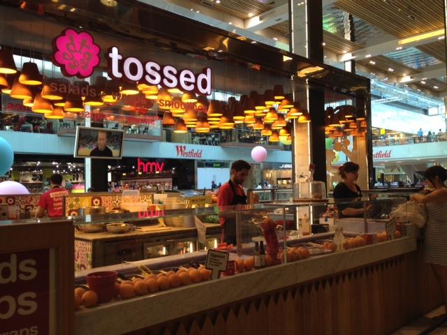 目をひくピンクの看板。ヘルシーでおいしいサラダが売りの単なるファストフードとは一線を画したお店です。
