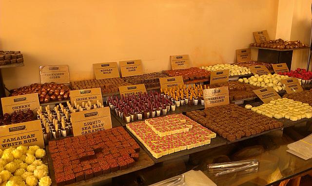 オシャレっこたちが集うロンドン東部のブリックレーンに位置するチョコレートショップ！所狭しと並ぶチョコはすべてハンドメイド