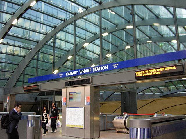 １日の利用者がロンドンで一番多い地下鉄の駅。新金融街のターミナルとして、朝晩は銀行マンの乗り降りでにぎわいます。