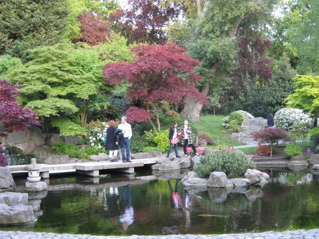 英国式庭園と和風庭園のコラボレーション！？高級住宅地のセレブを癒す緑のオアシスはプライベート＆ロイヤル感たっぷり。