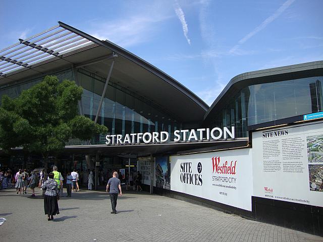ロンドン東部のターミナル駅。地下鉄と国鉄、ＤＬＲにロンドン・オーバーグラウンドとさまざまな種類の鉄道が乗り入れる。